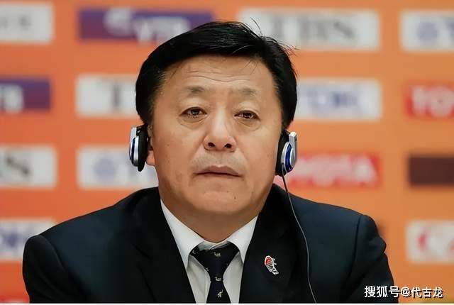 目前张康阳和管理层、主教练的联系都是通过电话和短信，无法面对面交流，这也是一个问题。